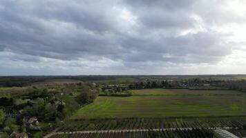 hoog hoek visie van Brits platteland landschap van vernieuwt dorp, Engeland Verenigde koninkrijk gedurende zonsondergang. april 7e, 2024 video