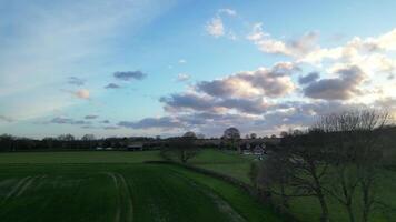 alto angolo Visualizza di Britannico campagna paesaggio di renbourn villaggio, Inghilterra unito regno durante tramonto. aprile 7°, 2024 video