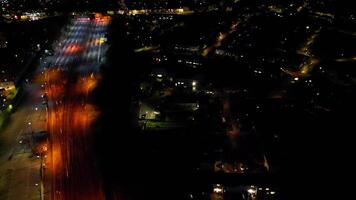 hoog hoek nacht beeldmateriaal van verlichte centraal aylesbury stad- van Engeland Verenigde koninkrijk. april 1e, 2024 video