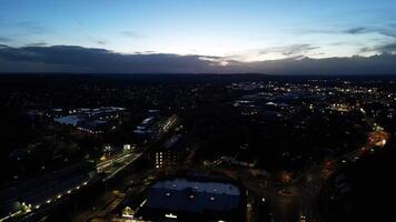 hoch Winkel Nacht Aufnahmen von beleuchtet zentral aylesbury Stadt, Dorf von England vereinigt Königreich. April 1, 2024 video