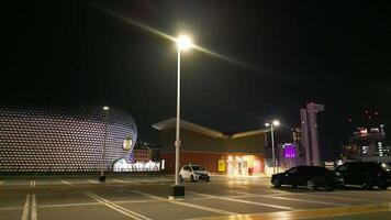 verlichte hoog gebouwen gedurende nacht Bij centraal Birmingham stad van Engeland Super goed Brittannië. maart 30e, 2024 video