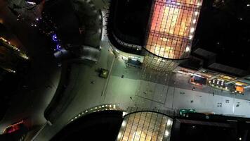 verlichte hoog gebouwen gedurende nacht Bij centraal Birmingham stad van Engeland Super goed Brittannië. maart 30e, 2024 video
