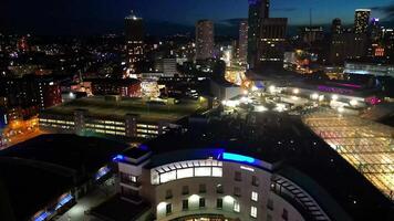 iluminado alta edifícios durante noite às central Birmingham cidade do Inglaterra ótimo bretanha. marcha 30, 2024 video