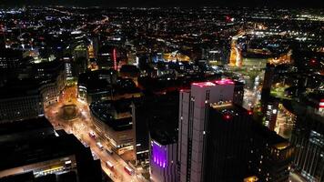 iluminado alto edificios durante noche a central Birmingham ciudad de Inglaterra genial Bretaña. marzo 30, 2024 video