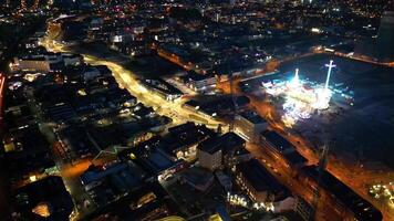 verlichte hoog gebouwen gedurende nacht Bij centraal Birmingham stad van Engeland Super goed Brittannië. maart 30e, 2024 video