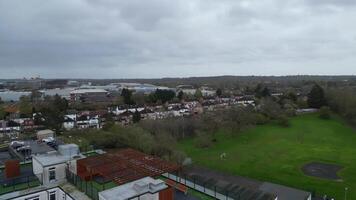 alto angolo metraggio di centrale borehamwood Londra città di Inghilterra UK. aprile 4°, 2024 video