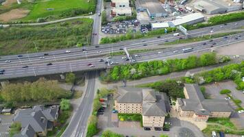 Antenne Aussicht von Straßen und der Verkehr beim zentral Dartford London Stadt von England großartig Großbritannien. April 14., 2024 video