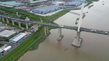 antenne visie van wegen en verkeer Bij centraal dartford Londen stad van Engeland Super goed Brittannië. april 14e, 2024 video