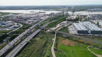 Antenne Aussicht von Straßen und der Verkehr beim zentral Dartford London Stadt von England großartig Großbritannien. April 14., 2024 video