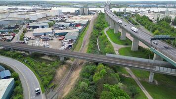 Antenne Aussicht von Straßen und der Verkehr beim zentral Dartford London Stadt von England großartig Großbritannien. April 14., 2024 video