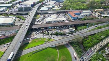 bellissimo aereo metraggio di ovest brent attraversare Londra città e traffico di Inghilterra unito regno. aprile 12, 2024 video