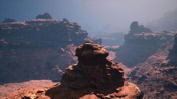 ein majestätisch rot Stein Schlucht Umarmen ein rätselhaft Felsen Formation video