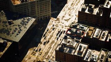 un aéreo ver de un ciudad con alto edificios video