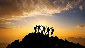 ai generado silueta de equipo de personas en parte superior de montaña a puesta de sol foto