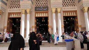 medina, saudi arabia en marzo 2 2024. punto de ver de un hembra Umrah o hajj peregrino quien es acerca de a entrar puerta 12 de el nabawi mezquita. el nabawi mezquita es considerado un santo sitio por musulmanes video