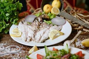 mesa adornado con platos de delicioso comida y Fresco vegetales. foto