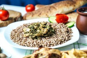 plato de comida con un pan y vegetales en mesa foto