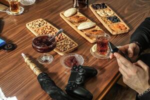 persona sentado a mesa con comida y bebidas foto