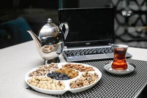 plato de comida y taza de té en mesa foto