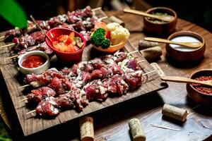 ensartado carne y vegetariano plato en de madera corte tablero foto