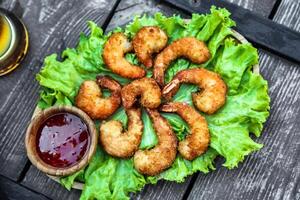 plato de frito camarón y lechuga con salsa de tomate foto