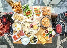 de madera mesa adornado con delicioso platos de comida foto