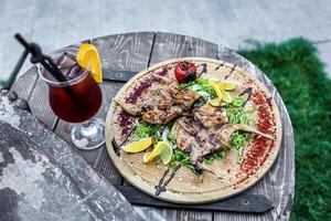 de madera mesa con plato de comida y bebida foto