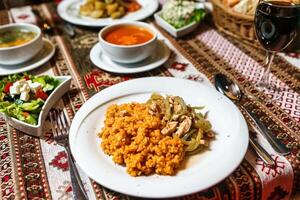 blanco plato con comida en mesa foto