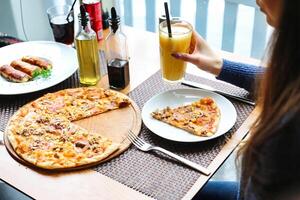 persona sentado a mesa con plato de Pizza foto