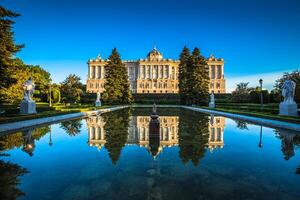 real palacio ,famoso Monumento de el ciudad de Madrid foto