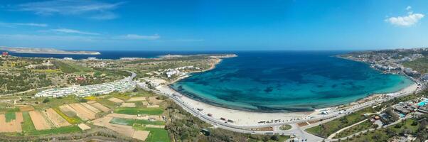 aéreo ver de el famoso mellieha bahía en Malta isla foto