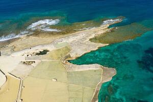 aéreo ver de sal sartenes en el isla de Malta foto