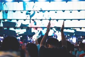 grupo de personas teniendo divertido a música concierto foto