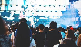 grupo de personas teniendo divertido a música concierto foto