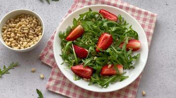 vitamine salade de fraise avec Roquette video