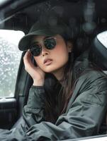 mujer sentado en coche con sombrero y Gafas de sol foto