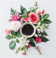 un taza de café rodeado por flores foto