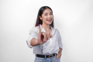 joven asiático mujer con orgullo demostración pequeño dedo sumergido en púrpura tinta después votación para presidente y parlamento elección, expresando emoción y felicidad foto