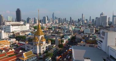 un aéreo ver de el traimit conayaram templo o dorado Buda templo, el más famoso turista atracción en bangkok, Tailandia video