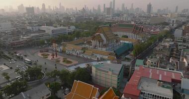 ett antenn se av röd jätte gunga och suthat thepwararam tempel på solnedgång scen, de mest känd turist attraktion i Bangkok, thailand video