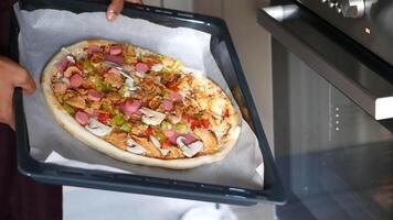 eigengemaakt pizza is gebakken in een modern elektrisch oven. video