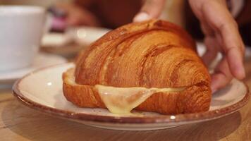 mão escolher uma fresco cozido croissant com queijo video