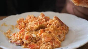 woman eating Turkish Menemen omelet with a bread video