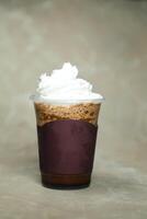 hielo mezclado chocolate servido en desechable taza aislado en gris antecedentes lado ver de café postre foto