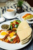 shakshouka con vegetal ensalada incluir tomate, papa, lechuga hoja y Zanahoria con té, café, y dulce melón servido en comida mesa parte superior ver sano desayuno foto