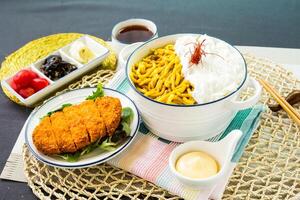 curry Gillette Cerdo picar con pescado udon, queso, salsa, inmersión y palillos servido en cuenco aislado en servilleta lado ver de japonés comida en mesa foto