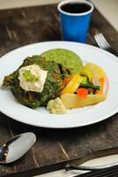 ajo pollo con arroz y verduras servido en plato con frío beber, cuchara y tenedor aislado en de madera tablero lado ver de tailandés comida foto