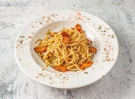 ajo fideos servido en aislado en gris antecedentes parte superior ver de singapurense comida foto