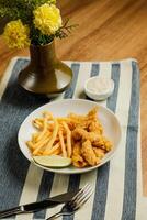 profundo frito ajo seta con francés papas fritas, mayonesa aderezo, cuchillo y tenedor servido en plato aislado en mesa parte superior ver de comida rápida aperitivo foto