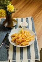 profundo frito ajo seta con francés papas fritas, mayonesa aderezo, cuchillo y tenedor servido en plato aislado en mesa parte superior ver de comida rápida aperitivo foto